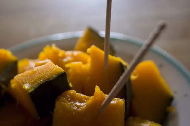 Bí đỏ (kabocha): Loại bí đỏ Nhật Bản có vỏ màu xanh, ăn được, bên trong màu cam. Bí đỏ Nhật Bản ít carb hơn bí đỏ thông thường. Đây là nguồn beta-carotene dồi dào, rất quan trọng cho bạch cầu trong máu và tốt cho thị lực. Một suất kabocha cung cấp 70% nhu cầu dinh dưỡng cần thiết cho một ngày.