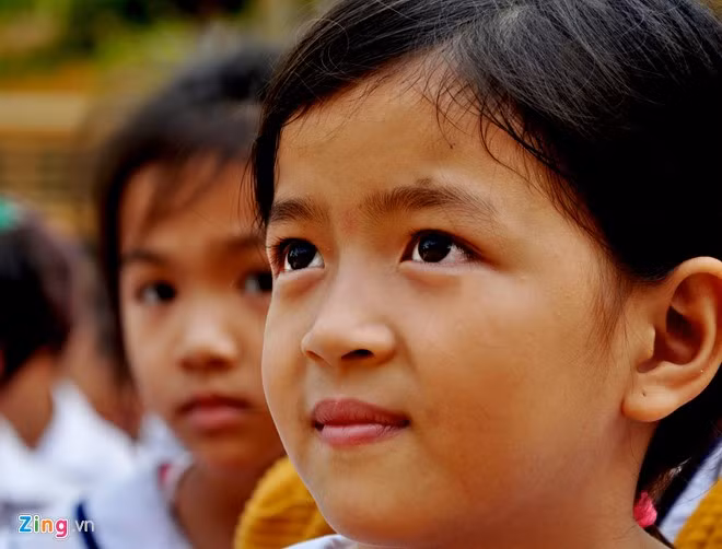 Tác phẩm "Ánh mắt tuổi thơ". Thầy giáo Phát quan niệm, nghệ thuật nhiếp ảnh là đi sâu vào lòng mình. Đôi khi vẻ đẹp cuộc sống sát ở bên mình nếu không có lòng đam mê, thiếu sự tinh tế, sáng tạo thì khó có tác phẩm nhiếp ảnh nghệ thuật. Anh quan niệm, ánh mắt học trò trong sáng, thơ ngây lấp lánh "vẻ đẹp thần tiên" luôn là đề tài mới mẻ trong những tác phẩm nhiếp ảnh.