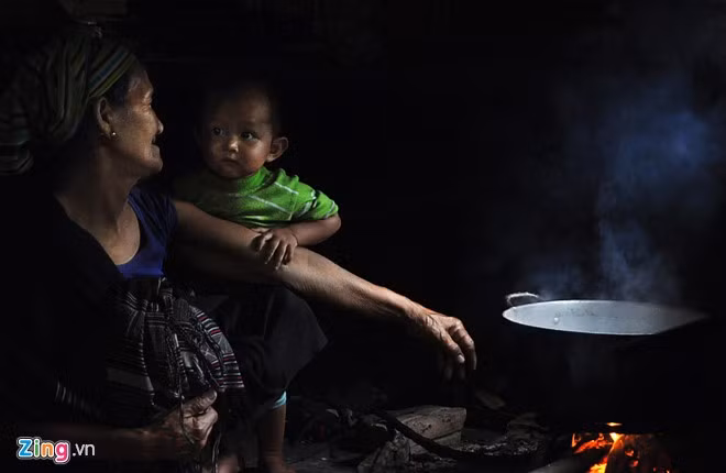 Tác phẩm “Bà cháu” của thầy giáo Phát đạt huy chương bạc chủ đề nhân văn (tại Tây Ban Nha) trong cuộc thi ảnh quốc tế ISF World Cup 2016.
