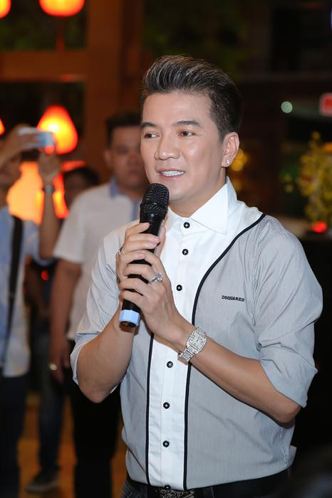 Thạch Sớt là chàng trai dân tộc Khmer đến từ vùng đất nghèo khó Trà Vinh. Từ nhỏ anh đã sống trong chùa nên tính tình chân chất, thật thà. Tuy vậy giọng hát hoàn toàn bản năng và lối trình diễn tự nhiên của anh đã chinh phục khán giả. Sự kết hợp giữa Thạch Sớt với Minh Thảo tạo ấn tượng mạnh mẽ với khán giả. Cả hai dần dần hoàn thiện phần thi của mình với sự hướng dẫn, dìu dắt của cặp huấn luyện viên nhiều kinh nghiệm là Đàm Vĩnh Hưng và Dương Triệu Vũ.