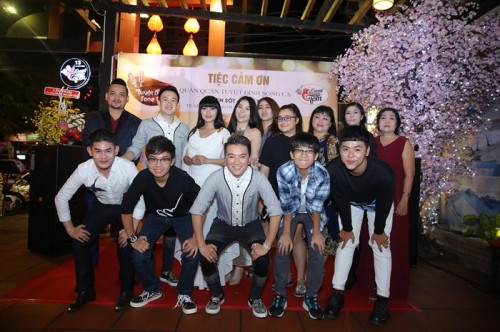 Mr. Đàm tại dáng chụp ảnh với các học trò của mình.