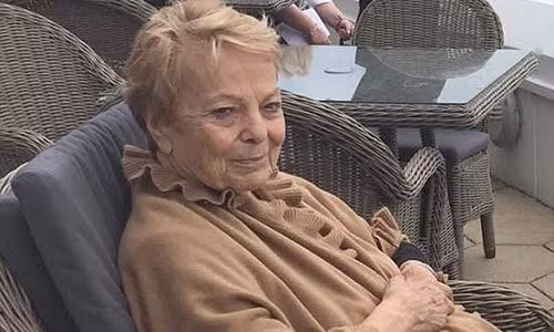 Nu hanh khach lam dieu bat ngo tren may bay vi tiep vien gay kho