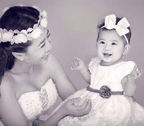 Mai Phương hạnh phúc bên con gái.