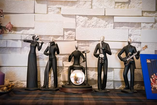 Bạn bè tới chơi nhà đều bất ngờ bởi bộ sưu tập những món đồ trang trí nhỏ nhưng rất thú vị của Hải Anh. Đó có thể là dàn nhạc tí hon...