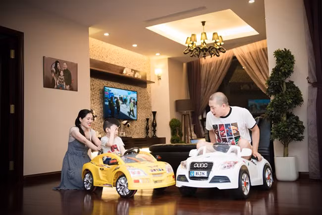 Bên cạnh phòng khách là một sảnh rộng để cậu nhóc có thể thoải mái chơi đùa. Hải Anh tiết lộ: "Cả nhà rất hài lòng và mãn nguyện với căn nhà này, đặc biệt là Híp. Ở đây, cu cậu được thoải mái chạy nhảy quanh nhà. Cu cậu từng thủ thỉ rằng không nơi nào đẹp bằng nhà của mình. Mỗi khi đi du lịch, Híp bắt đầu có thói quen so sánh phòng khách sạn xấu hơn nhà mình".