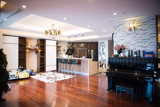 Bà xã của anh vốn là dân thiết kế thời trang nên có gu thẩm mỹ khá đặc biệt. Cô là người hỗ trợ chồng trong việc thiết kế tổ ấm.