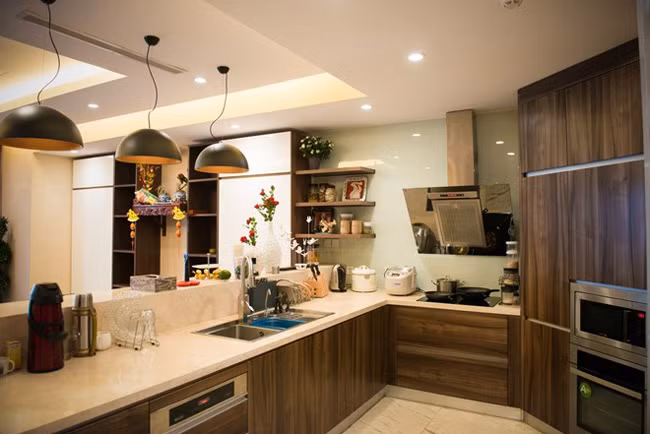 Khu bếp đầy đủ tiện nghi và luôn sạch sẽ, ngăn nắp. Hải Anh tâm sự với anh, phòng bếp là nơi "giữ lửa", mang đến cho gia đình nhiều bữa cơm ngon và những phút ấm áp. Thế nên anh không ngại đầu tư những thiết bị tối tân và sẵn sàng giúp vợ vào bếp khi có thời gian rảnh.