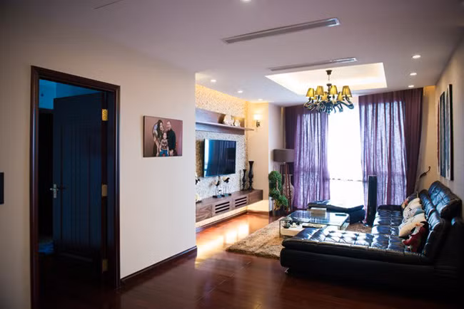 Theo một nguồn tin thân thiết với Hải Anh, nam diễn viên mua hai căn hộ ở khu chung cư này từ khi dự án mới được triển khai. Sau đó, Hải Anh quyết định đập thông để cải tạo theo sở thích, nhu cầu của cả gia đình.