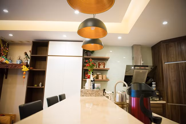 Phòng ăn được bài trí đơn giản nhưng thanh lịch, sang trọng.