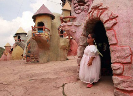 Những ngôi nhà trong "Vương quốc" có hình nấm và kích thước nhỏ bé dành cho người lùn.