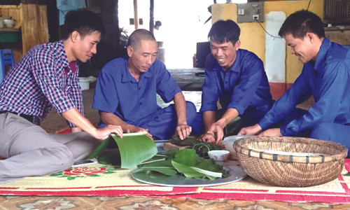 Cán bộ và học viên cùng nhau làm bánh chưng đón tết.
