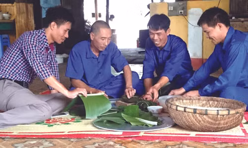 Cán bộ và học viên cùng nhau làm bánh chưng đón tết.