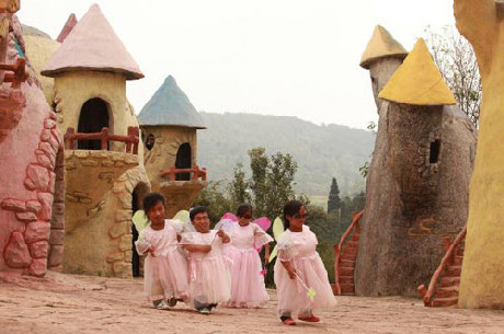 Wu Wei, người quản lý “vương quốc” cho biết, những ai làm việc tại công viên được nhận lương 1.000 nhân dân tệ/tháng (3,3 triệu đồng) và được ăn ở miễn phí. Nhân viên có độ tuổi từ 18 đến 40. Vương quốc có khoảng 100 cư dân và họ phải nghiêm chỉnh tuân thủ các luật lệ ở đây.