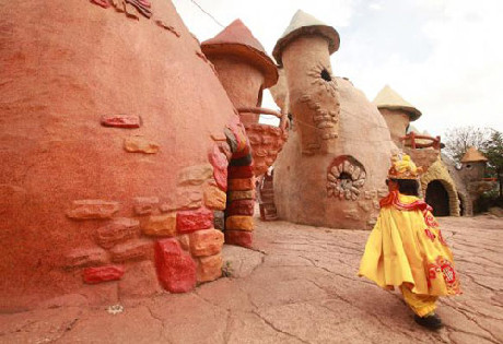 Hàng ngày, những cư dân trong làng ăn mặc như nhân vật trong truyện cổ tích...