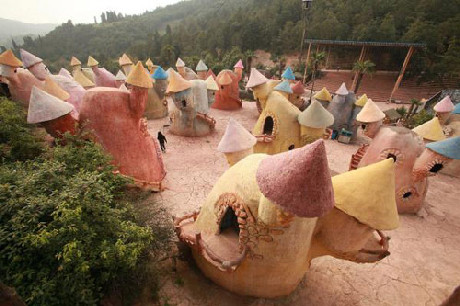 Được biết, ngôi làng này được thành lập từ năm 2008. Vì là ngôi làng của những người lùn nên các ngôi nhà ở đây cũng rất đặc biệt, thấp nhỏ và có hình dáng như những cây nấm. Hàng ngày, những cư dân trong làng ăn mặc như nhân vật trong truyện cổ tích và biến ngôi làng của họ thành một công viên chủ đề để thu hút khách du lịch.