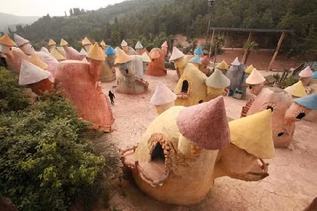 Được biết, ngôi làng này được thành lập từ năm 2008. Vì là ngôi làng của những người lùn nên các ngôi nhà ở đây cũng rất đặc biệt, thấp nhỏ và có hình dáng như những cây nấm. Hàng ngày, những cư dân trong làng ăn mặc như nhân vật trong truyện cổ tích và biến ngôi làng của họ thành một công viên chủ đề để thu hút khách du lịch.