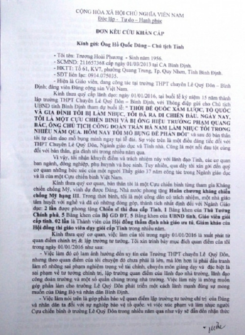 Ông Trương Hoài Phương cầm tờ giấy in sẵn lên khán đài để trước ngực để cho mọi người tại lễ kỷ niệm biết, sau đó đưa cho Chủ tịch UBND tỉnh Bình Định.