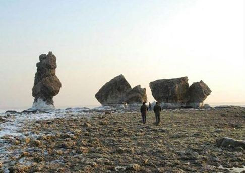 Một số phần của cung điện có thể nhìn thấy rõ khi thủy triều xuống. (Ảnh: Liaoshen Evening News)