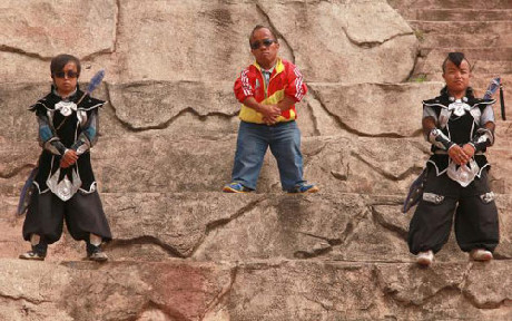 ... và biến ngôi làng của họ thành một công viên chủ đề để thu hút khách du lịch.