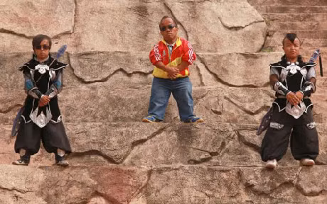 ... và biến ngôi làng của họ thành một công viên chủ đề để thu hút khách du lịch.