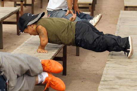 Một người lùn tập chống đẩy.