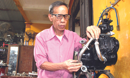 Nha sang che chan dat va thiet bi tiet kiem xang cho xe may