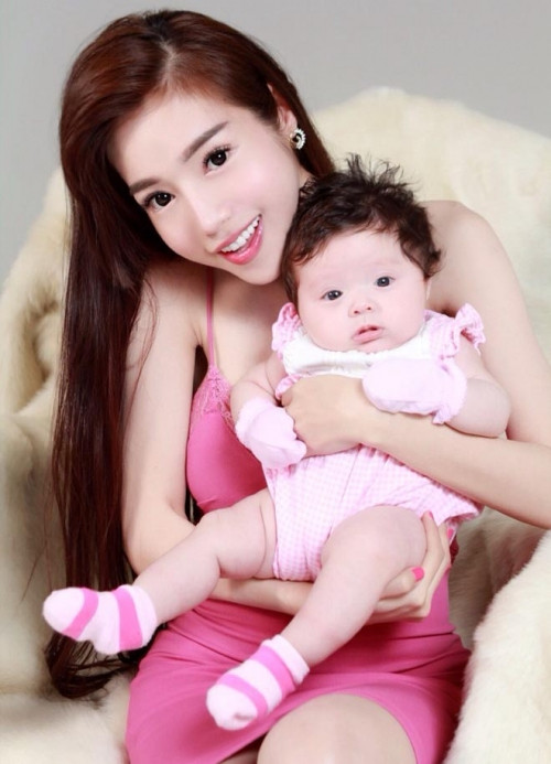 Elly Trần công khai chuyện có con gái tuy nhiên cô không muốn đề cập nhiều đến cha đứa trẻ.