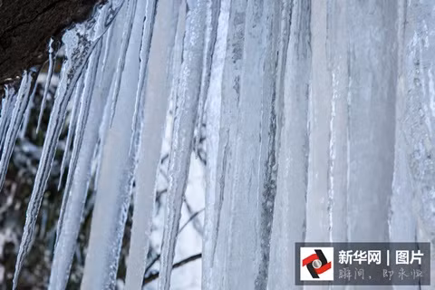 Thác nước này cao tới 300m, toàn bộ bị đóng băng.