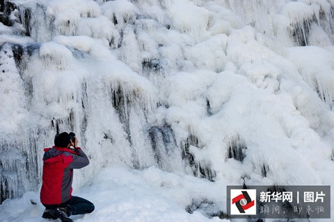  Nhiệt độ tại thác nước đóng băng là -10 độ C.