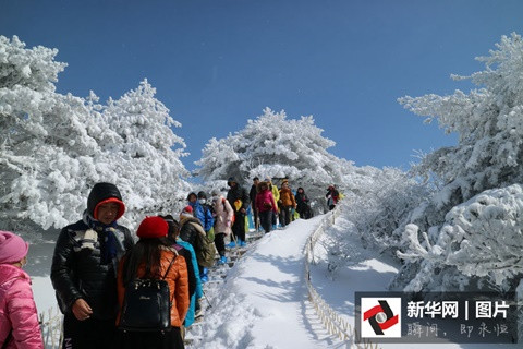 Chỉ trong 2 ngày, khe núi đóng băng trên dãy Hoàng Sơn đã thu hút hơn hàng ngàn lượt khách tham quan.
