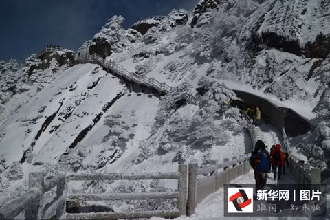 Nhưng cái lạnh -10 độ C lại được nhiều du khách thích thú bởi họ có cảm giác lạc vào thế giới truyện cổ tích.