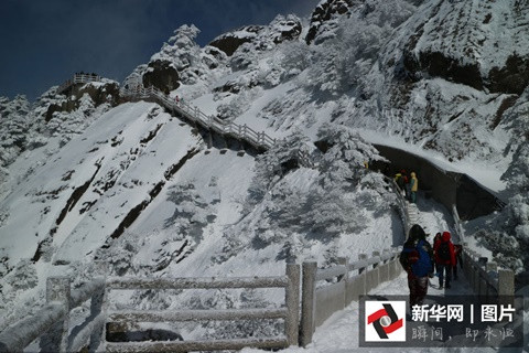 Nhưng cái lạnh -10 độ C lại được nhiều du khách thích thú bởi họ có cảm giác lạc vào thế giới truyện cổ tích.