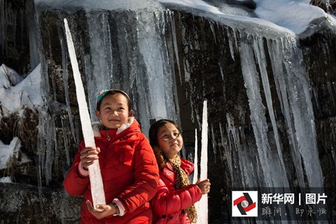 Trẻ em tỏ ra vui thích với hiện tượng thiên nhiên kỳ thú.