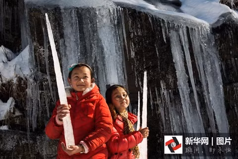 Trẻ em tỏ ra vui thích với hiện tượng thiên nhiên kỳ thú.