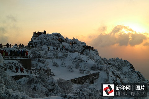 Khe núi Sơn Luyến trên dãy Hoàng Sơn nổi tiếng của tỉnh An Huy cũng chìm trong màu trắng của băng tuyết.