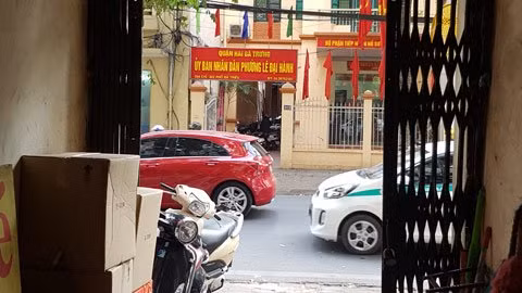 Ha Noi: Chiem dung noc nha ve sinh co xay 2 tang nha-Hinh-4