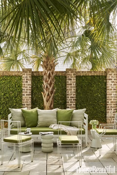 Tận dụng khoảng sân vườn nhỏ nhà bạn để kê một bộ ghế sofa và màu xanh lục là một ý tưởng tuyệt hay. Với bộ bàn ghế này, bạn sẽ có thể ngồi hóng mát, đọc sách và tận hưởng khí trời bất cứ lúc nào.