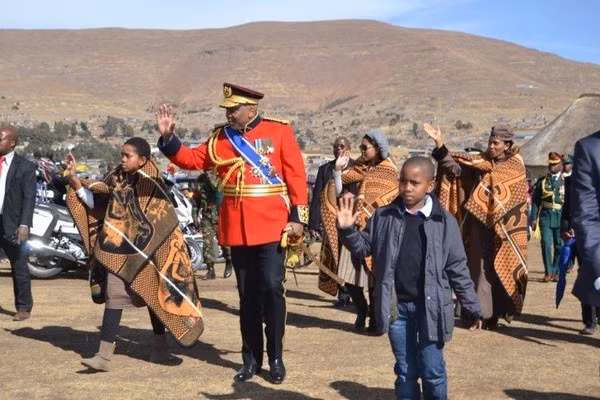 Hoàng gia Lesotho Lesotho là vương quốc nằm “lọt thỏm” trong đất nước Nam Phi và là thành viên của Khối thịnh vượng chung. Đất nước này thuộc nhóm quốc gia nghèo nhất thế giới, với 40% dân số có mức thu nhập dưới 1,25 USD/ngày, tức chưa tới 30.000 đồng.