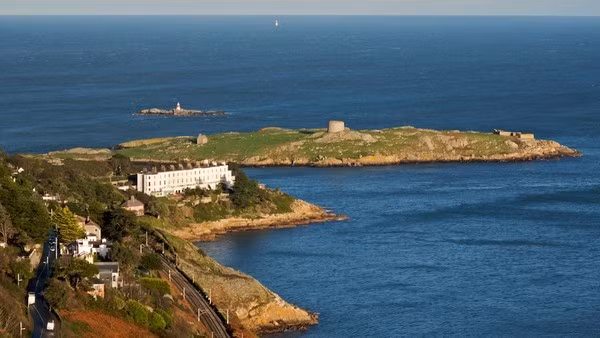 Hoàng gia đảo Dalkey (Ireland) Cũng giống như vua đảo Piel, vua đảo Dalkey cũng không có nhiều quyền lực và càng không giàu có. Đến nỗi khi lên ngôi, vua phải đi mượn áo quần từ một sân khấu trong thành phố, điều này nhằm tiết kiệm chi phí cho vương quốc.