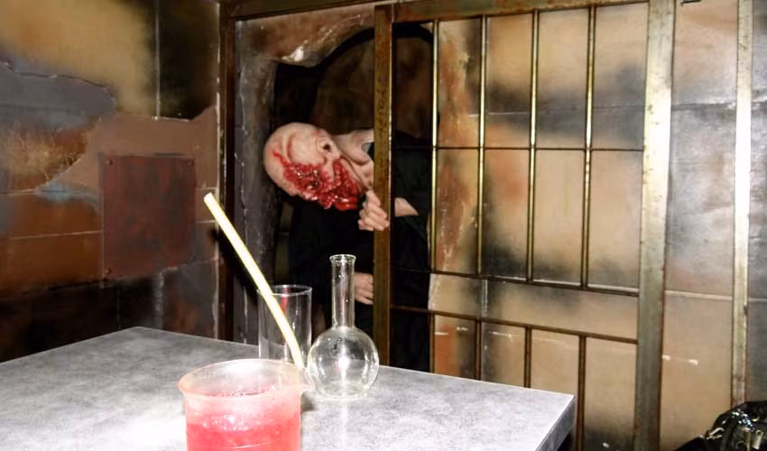 Quán The Lock Up, Tokyo, Nhật Bản: Đúng như cái tên của mình, quán cà phê này “nhốt” du khách bên trong và phục vụ những món đồ uống quái dị. Nơi này lạnh, ẩm ướt và đầy những con quái vật đáng sợ có thể xuất hiện bất cứ lúc nào. Nếu muốn rời khỏi đây, bạn phải chọn đúng một trong ba cánh cửa. Ảnh: Guiddoo.