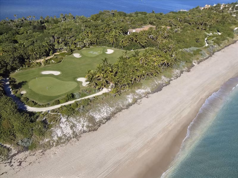 Diện tích khuôn viên của căn biệt thự rộng tới 64.749 m2.