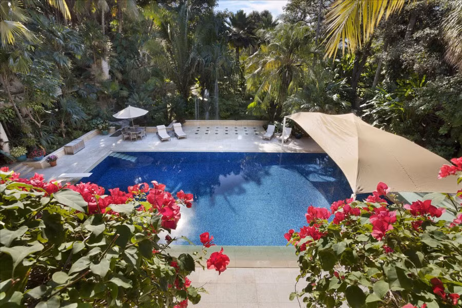 Bể bơi ngoài trời rộng tới 111 m2.