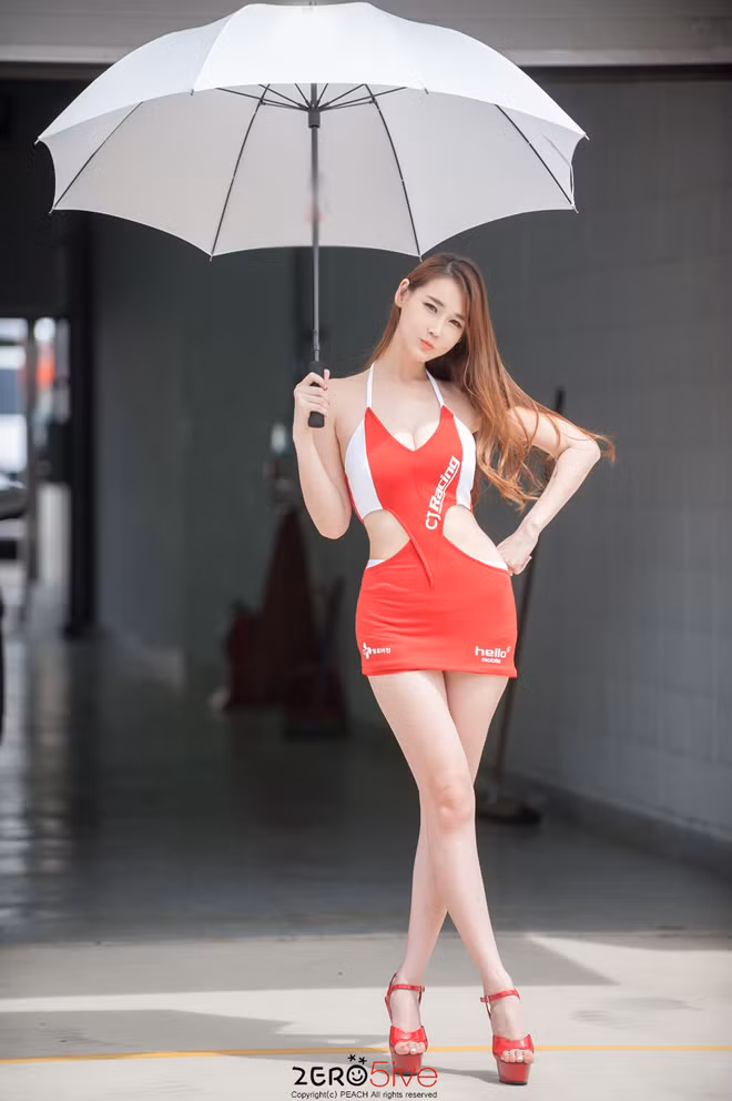 Trong làng mẫu Hàn, Lee Hyo Young được ca ngợi vì không quá đánh bóng tên tuổi bằng scandal.