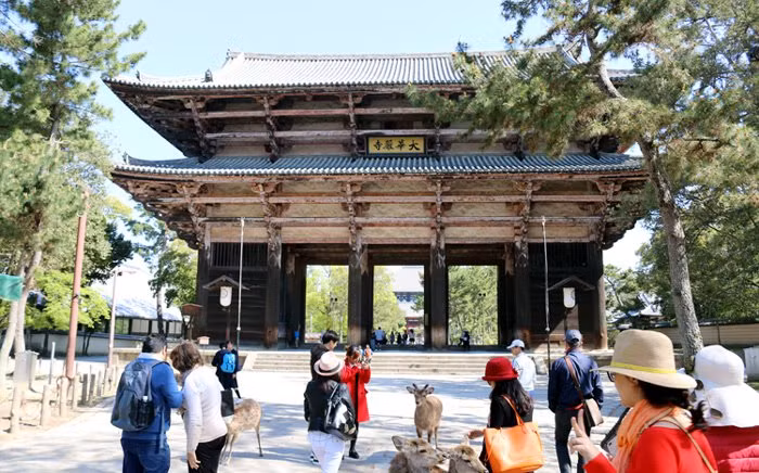 Bung no trao luu du lich nuoc ngoai cua dan Viet-Hinh-2