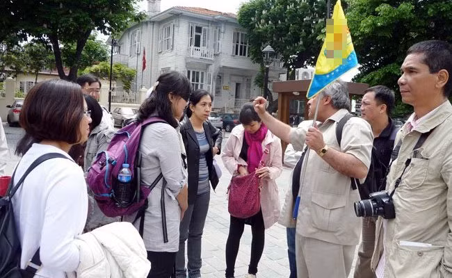 Bung no trao luu du lich nuoc ngoai cua dan Viet