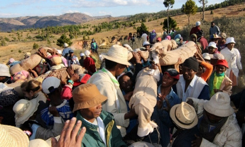 Famadihana được xem là một lễ hội lớn tạo nên sự nổi tiếng, hấp dẫn du khách đến tham quan cho mảnh đất Madagascar (Ảnh: Internet)