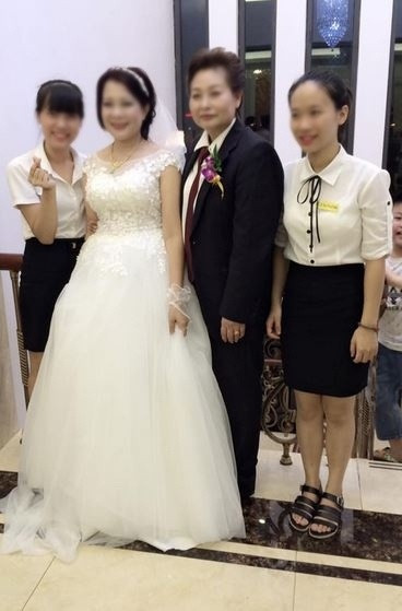 Vị quản lý nhà hàng này cũng cho hay: “Dù nhà hàng đã tổ chức khá nhiều đám cưới cho các cặp đôi nhưng đây là lần đầu tiên chúng tôi tổ chức tiệc cưới cho một cặp đôi nữ”.