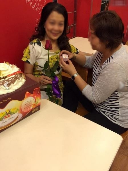 Như bao cặp đôi bình thường khác, cô dâu cũng được cầu hôn lãng mạn với hoa và bánh.