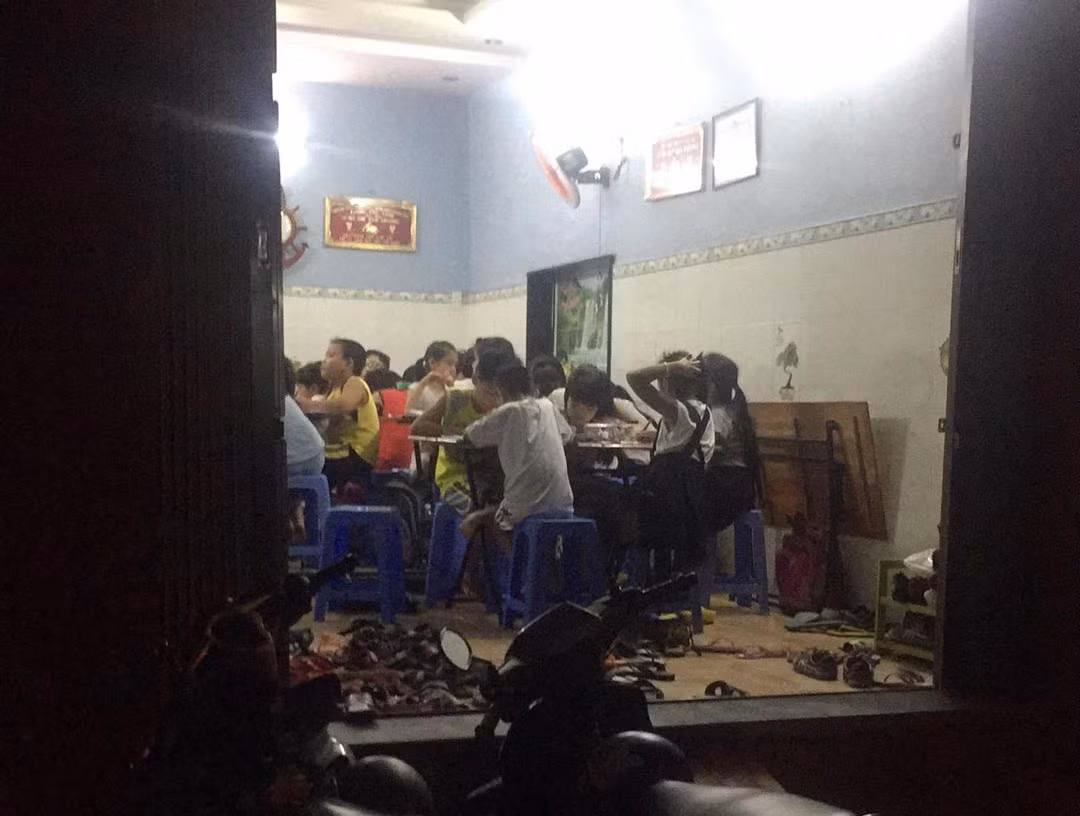 Chạy dọc con đường này tới Công ty Điện lực Thủ Đức hai lớp dạy thêm trên đường T.T.X cũng diễn ra thường xuyên sau 5 giờ chiều. Tại đây, một lớp học thêm có khá đông học sinh theo học. Tranh thủ giờ nghỉ, nhiều học sinh ra đường mua thức ăn của một xe hàng rong tranh cho học sinh học thêm.