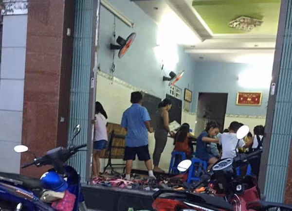 Cách lớp học này khoảng 20m, lớp học đối điện tại số nhà 53 cũng thông báo nhận dạy cho học sinh tư lớp 1 tới lớp 5, chuẩn bị vào lớp 6. Không xa đó, một lớp học thêm dành cho học sinh tiểu học cũng sáng đèn với gần 20 học sinh.